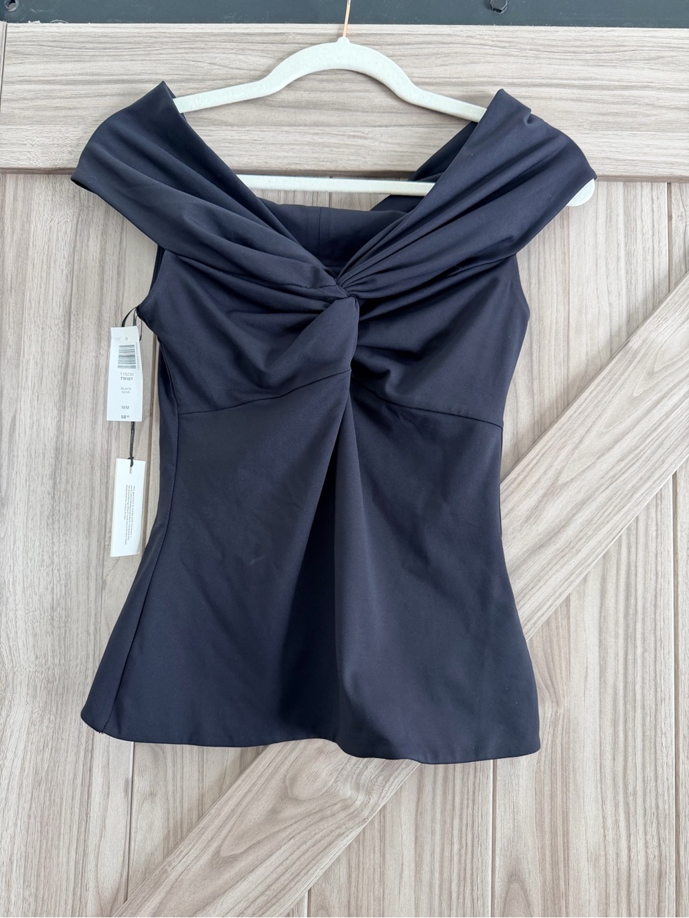 Aritzia NWT Contour top in M